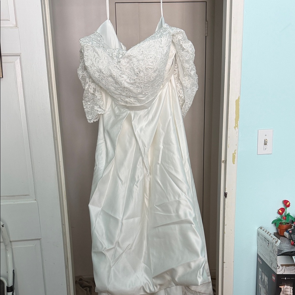 Elegant Ivory Lace Wedding Dress